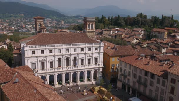 Vista aérea de la antigua plaza de Bérgamo con Palacio Nuovo — Vídeo de stock