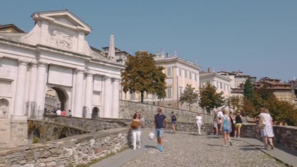 Panorama de Bergamo Alta a partir de Porta San Giacomo portão da cidade — Vídeo de Stock