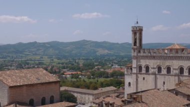 Panoramik Gubbio ve çevreleyen tepeler, Umbria, İtalya