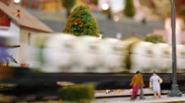 O zaman bir diorama iki tren geçip modeli tramvay geldi