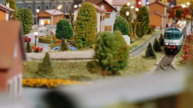 Model trenler karşılamak ve bir diorama üzerinde çapraz