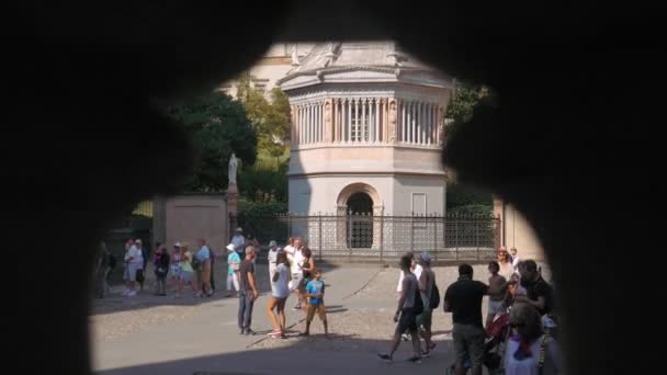 Onthullende dolly shot van het Baptisterium van Bergamo — Stockvideo