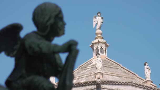 Statue angeli sul battistero di Bergamo, angelo bronzeo in primo piano — Video Stock