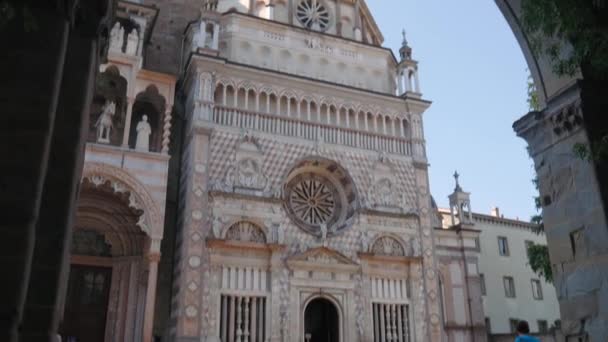 Cappella Colleoni iglesia vista desde el Palazzo della Ragione arcade — Vídeo de stock