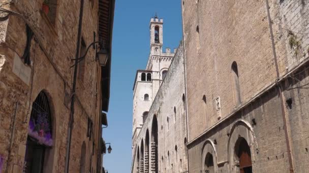 Vista del Palazzo dei consoli palace tower desde una calle en Gubbio, Umbría, Italia — Vídeo de stock