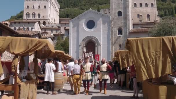 Mittelalterliche Musikkapelle marschiert in gubbio, italien — Stockvideo