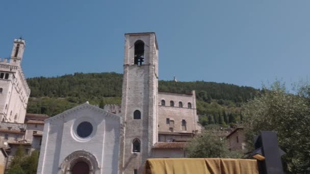 Panorama der san giovanni kirche in gubbio und palazzo dei consoli palast, italien — Stockvideo