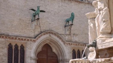 Perugia Palace, İtalya cephesinde Gryffin ve aslan heykelleri