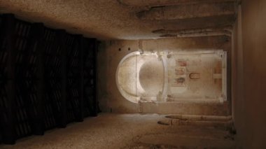 Dikey Video-San Salvatore Basilica iç, Umbria