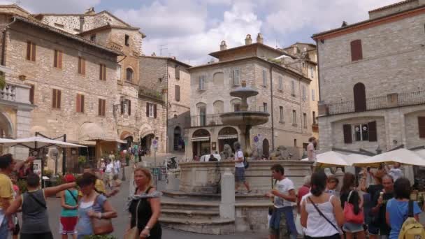 アッシジの噴水と中世の家々、ウンブリア州、イタリア — ストック動画