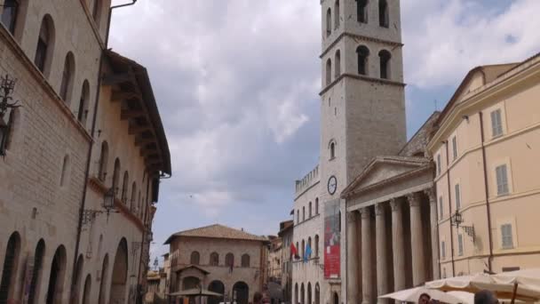 Assisi rådhuset och Minerva-templet, Umbrien, Italien — Stockvideo