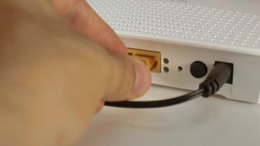 İçinde Ethernet Rj-45 kablosunu internet yönlendirici içine tıkalı.