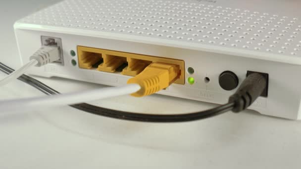 Отключение кабеля Ethernet RJ-45 от интернет-маршрутизатора — стоковое видео