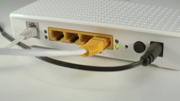 Portas traseiras do roteador de Internet: ethernet, poder, linha — Vídeo de Stock