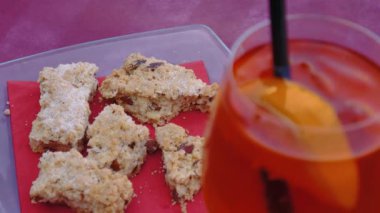Adam Sbrisolona bir parça pasta spritz aperitivo Mantua yaparken alır