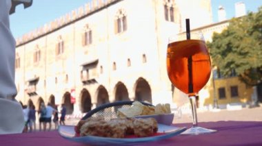 Aperitivo Mantua Spritz ve sbrisolona pasta ile
