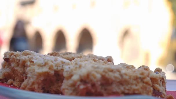 Sbrisolona 전통적인만 토 바 케이크, 백그라운드에 걷는 사람들의 세부 사항 — 비디오