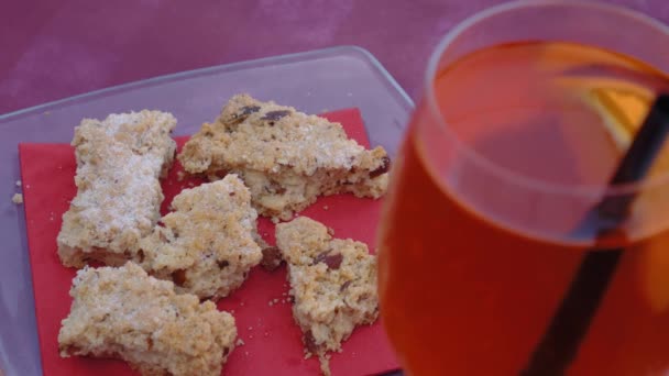 Orang-orang memilih potongan kue sbrisolona di Mantua aperitivo — Stok Video