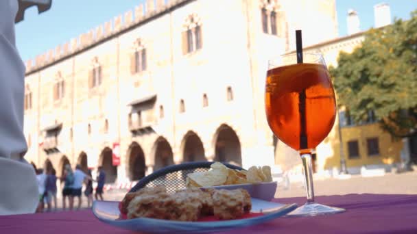 Aperitivo met Spritz en sbrisolona taart in Mantua — Stockvideo