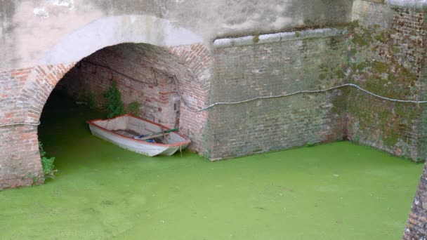 Övergiven båt i Mantua slottets vallgrav — Stockvideo