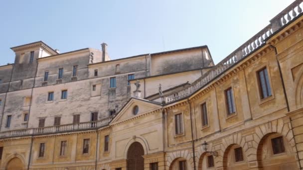 Palats i Piazza santa Barbara, Mantua — Stockvideo
