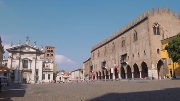 広場や大聖堂とデュカル公爵宮殿、マントヴァのソルデッロ広場 — ストック動画