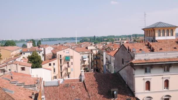 Panoráma-Mantova-tó és a háztetők — Stock videók