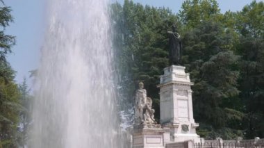Çeşme ve Virgil, Mantua anıt