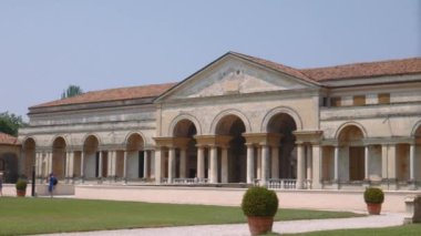 Mantua yalak Palazzo Te görünümünde kapısı barlar peek