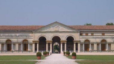 Palazzo Te simetrik cephe, yakın
