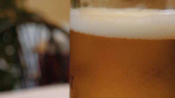 Aproape de un pahar de bere pus pe o masă — Videoclip de stoc