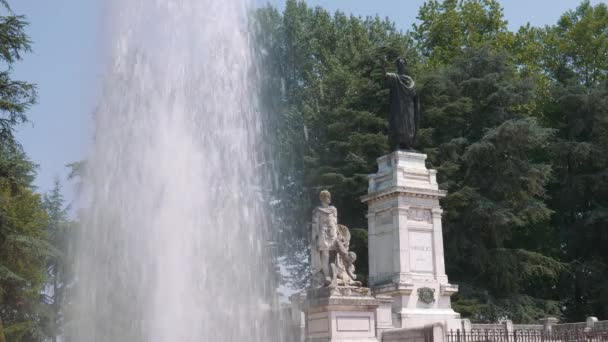 Fontein en monument voor Virgil, Mantua — Stockvideo