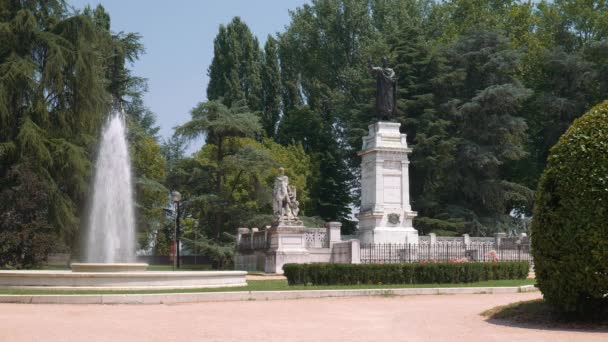 Staty av Virgil och fontänen i Mantua — Stockvideo