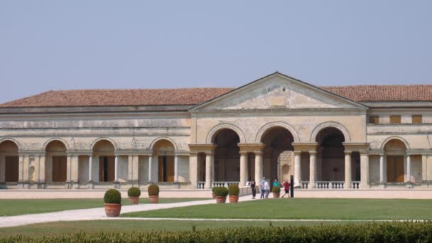 Visitors of Palazzo Te in the distance, Mantua — Stock Video