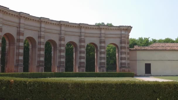 Half circle of arches and columns in Palazzo Te garden in Mantua — Stock Video