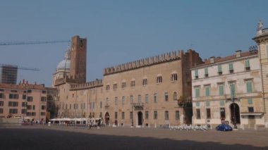 Castellated bina ve Torre della Gabbia Mantua