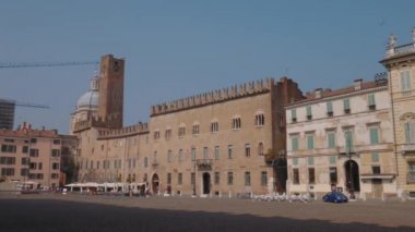 Piskopos Sarayı ve castellated piazza Sordello, Mantua bina
