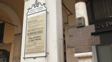 Piazza della Loggia Brescia bombalama anıt plaket