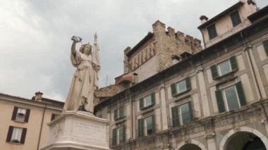 İtalya heykel ve Piazza della Loggia Meydanı Brescia kulede