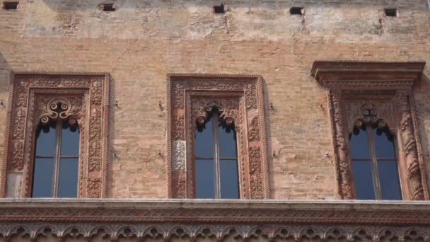 Окна старинного дома купца на площади Пьяцца делле Эрбе в Мантуе — стоковое видео