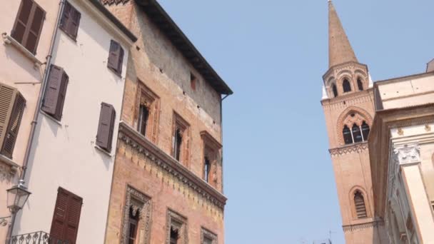 Antiga casa do comerciante e torre sineira de Santo André em Mântua — Vídeo de Stock