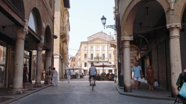 La gente camina en una calle en el centro de Mantua — Vídeos de Stock