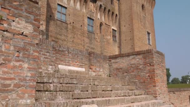 Torens en muren van het kasteel van Sint Joris in Mantua — Stockvideo