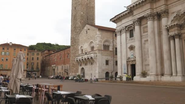 Plaza del Duomo de Brescia, Catedral y torre — Vídeo de stock