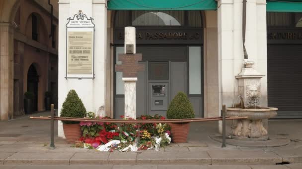 Placa conmemorativa de la Piazza della Loggia bombardeo y flores en Brescia — Vídeos de Stock