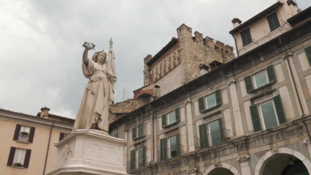 Italien-statyn och tornet på Piazza della Loggia torg i Brescia — Stockvideo