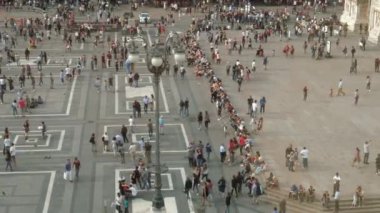 Yürüme, Piazza Duomo Meydanı, bir gezintiye insanlar Milan, İtalya