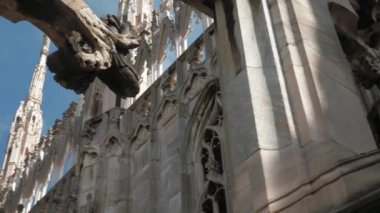 Milan, İtalya - Mayıs 2016: Madonnina heykele Duomo Katedrali
