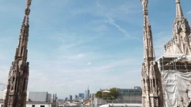 Milan, İtalya - Mayıs 2016: Duomo katedral Kulesi görülen iş bölgesi manzarası