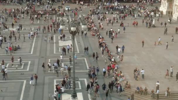사람들이 산책, 산책에서 피아 자 두오모 광장, 밀라노, 이탈리아 — 비디오